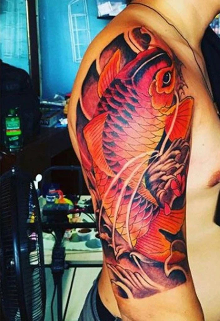 Hình xăm cá chép đỏ trên vai nam giới