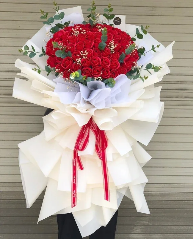 bó hoa hồng đỏ lớn gói giấy trắng