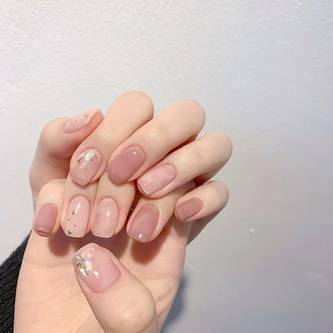 Mẫu móng tay tông hồng pastel nhẹ nhàng với chi tiết xà cừ tinh tế
