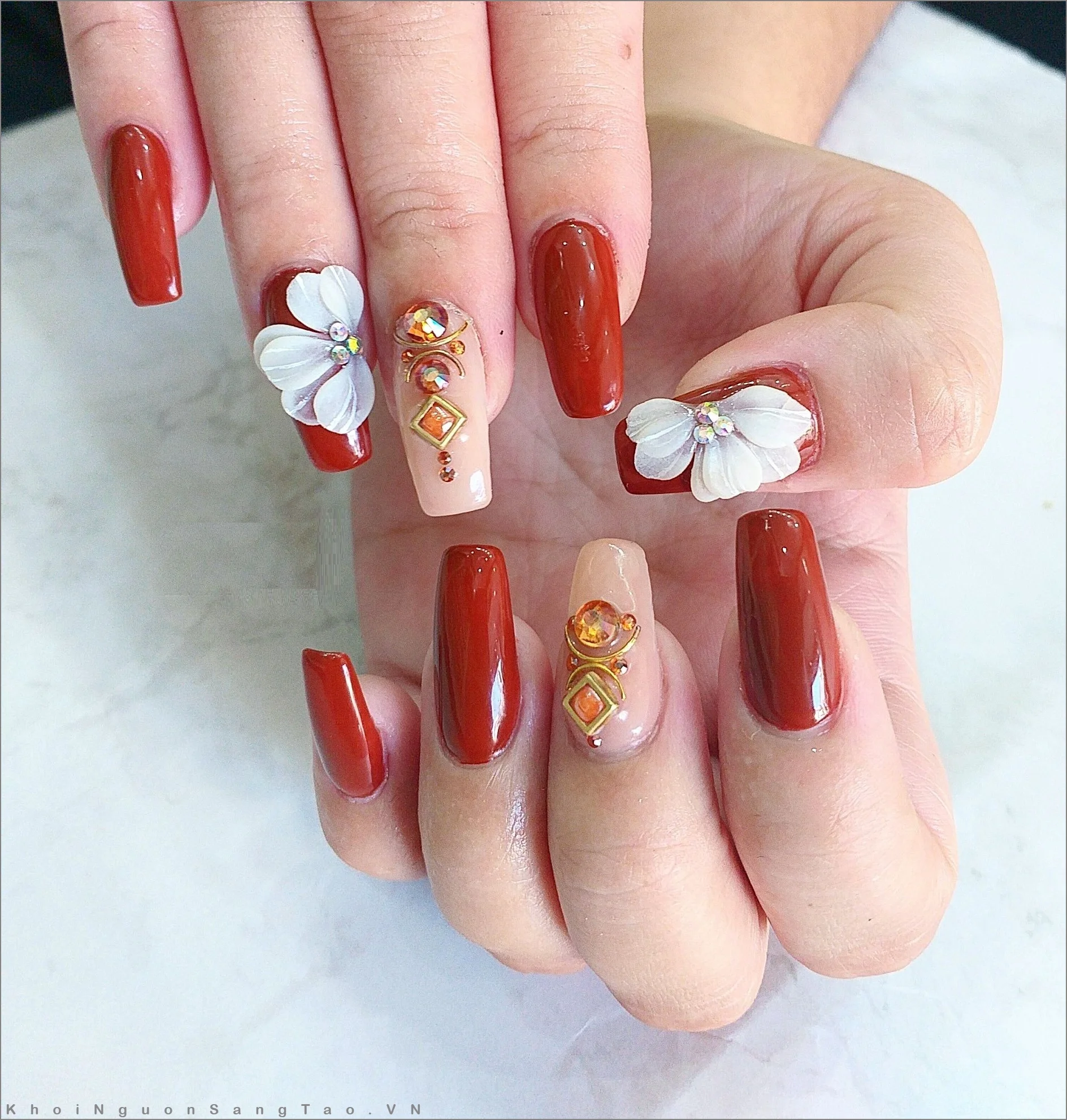 Mẫu móng tay màu đỏ gạch đính hoa nổi và đá sang trọng