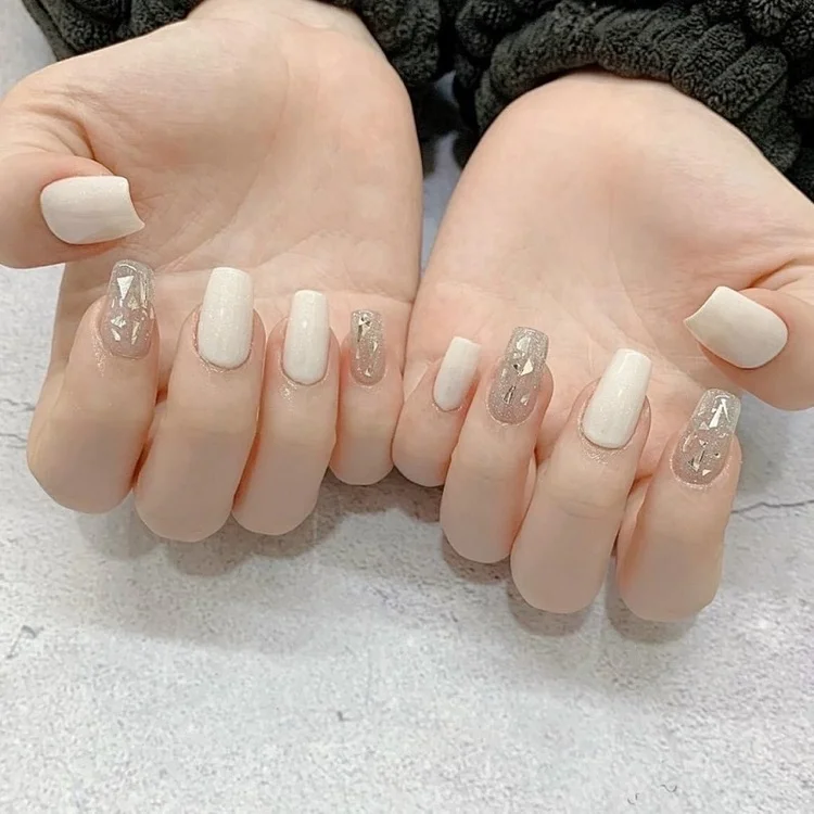Mẫu móng tay đẹp với tông màu trắng phối họa tiết lấp lánh sang trọng