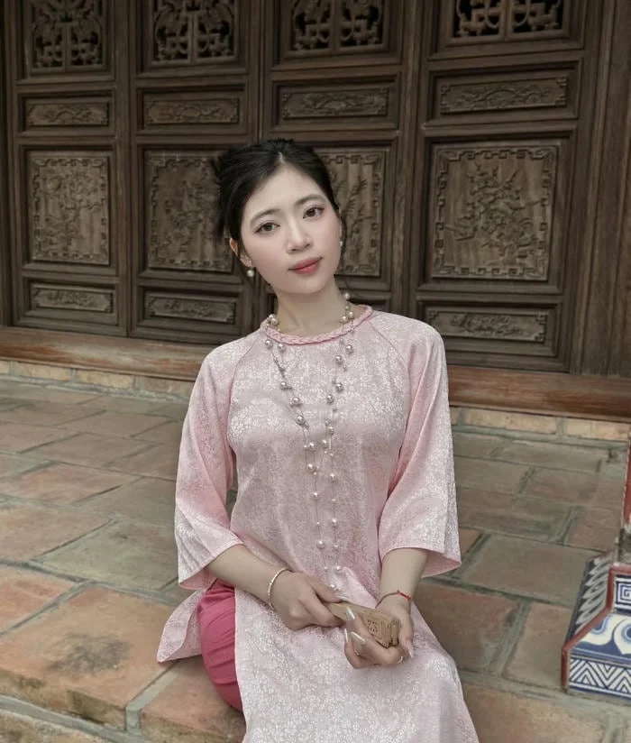Cô gái Việt nụ cười hiền hậu
