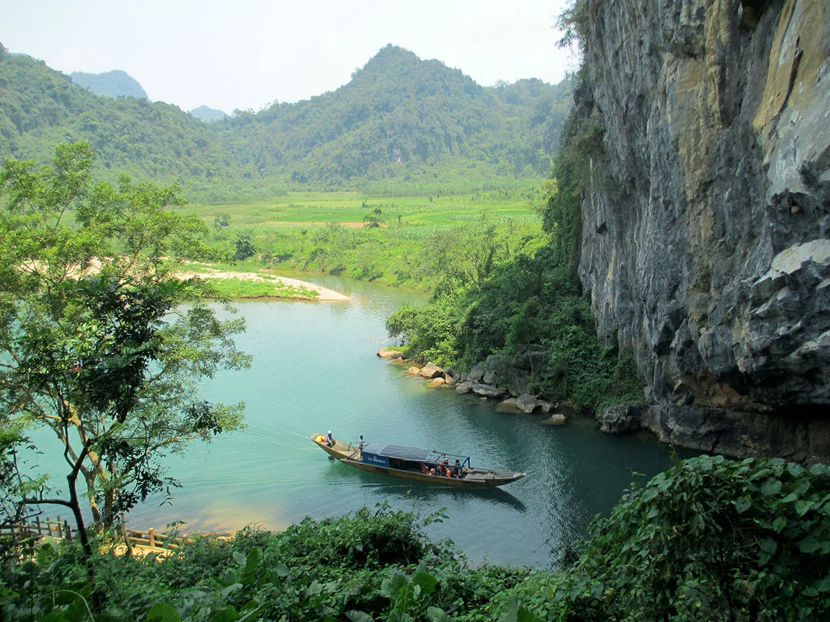 phong cảnh thiên nhiên tuyệt đẹp với thuyền du lịch trên sông và núi đá vôi